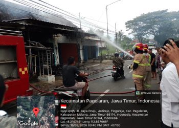 Petugas memadamkan api yang membakar laundry di Pagelaran. Foto: Damkar Kabupaten Malang