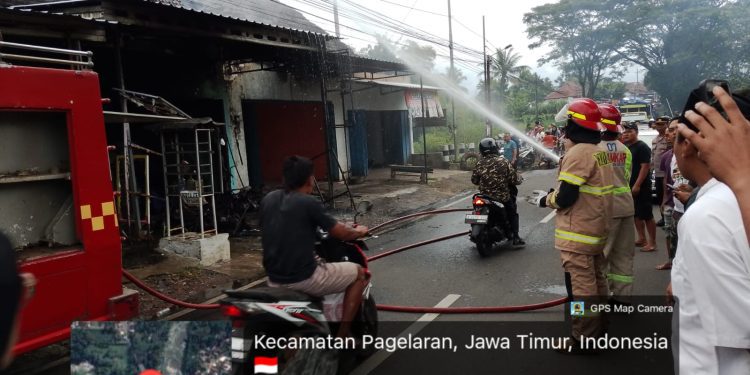 Petugas memadamkan api yang membakar laundry di Pagelaran. Foto: Damkar Kabupaten Malang