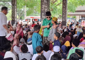 Iwan Kurniawan (baju hijau) berdialog dengan anak yatim. Foto: Aisyah Nawangsari Putri
