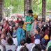 Iwan Kurniawan (baju hijau) berdialog dengan anak yatim. Foto: Aisyah Nawangsari Putri