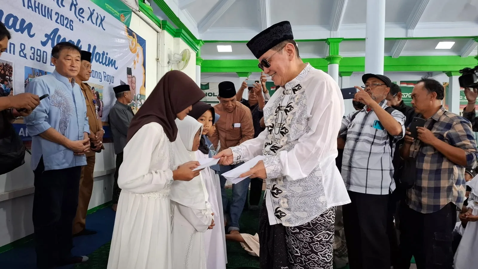 Iwan Kurniawan memberi santunan kepada anak yatim. Foto: Aisyah Nawangsari Putri