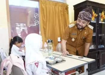 Wakil Wali Kota Batu Heli Suyanto saat meninjau pelaksanaan program MBG di salah satu sekolah. Foto: Prokopim KWB