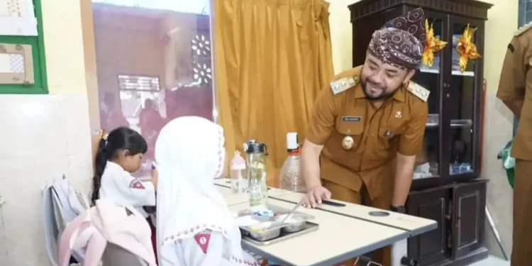 Wakil Wali Kota Batu Heli Suyanto saat meninjau pelaksanaan program MBG di salah satu sekolah. Foto: Prokopim KWB