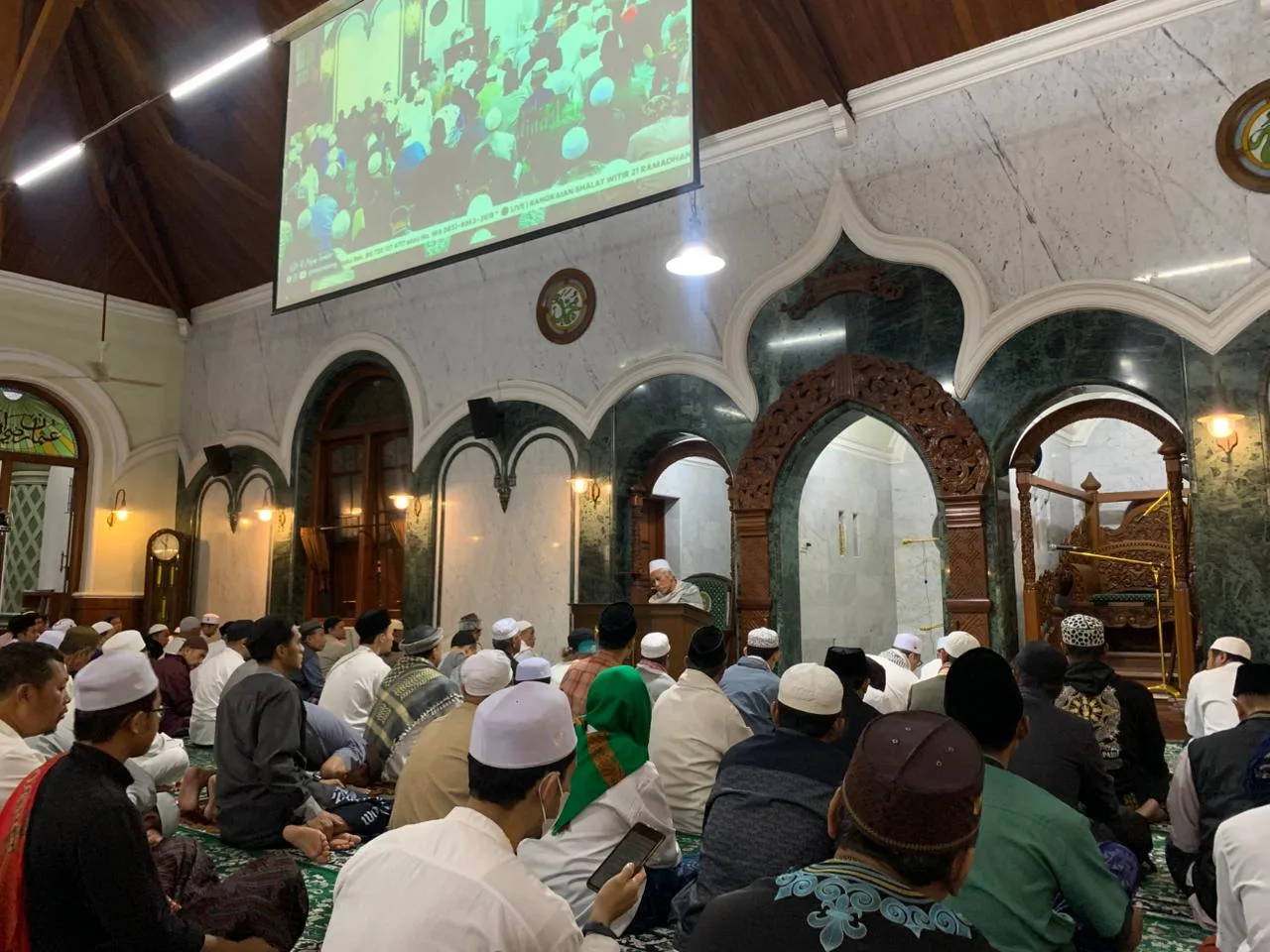 Umat Islam memburu mala lailatul qadar di Masjid Agung Jami' Kota Malang. Foto/Irham Thoriq