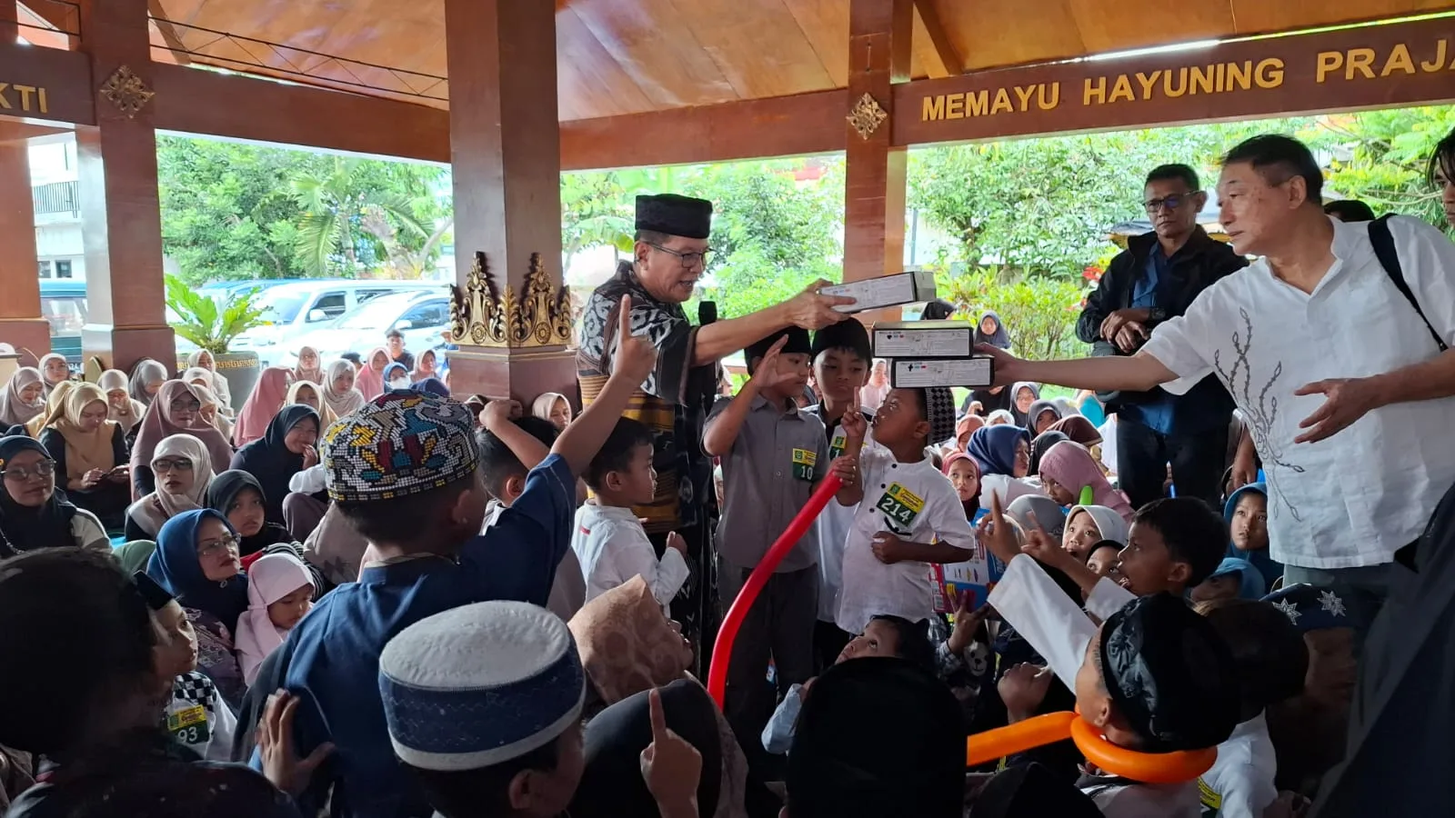 Iwan Kurniawan membagikan hadiah kepada anak-anak yatim. Foto: Aisyah Nawangsari Putri
