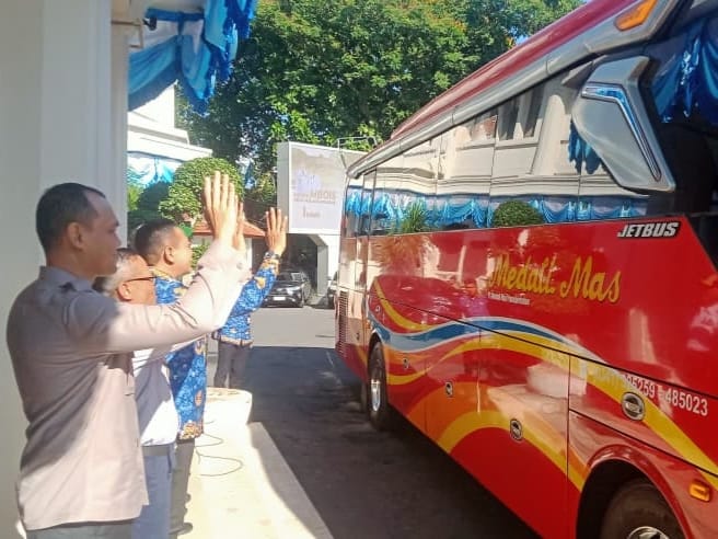 Wali Kota Malang, Wahyu Hidayat berangkatkan peserta mudik gratis. (Foto/M Sholeh)