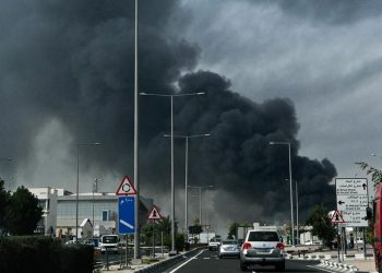 Asap hitam terlihat membumbung di kawasan perkotaan di tengah eskalasi Perang Iran–Israel. (Foto: Mahmud HAMS/ AFP)
