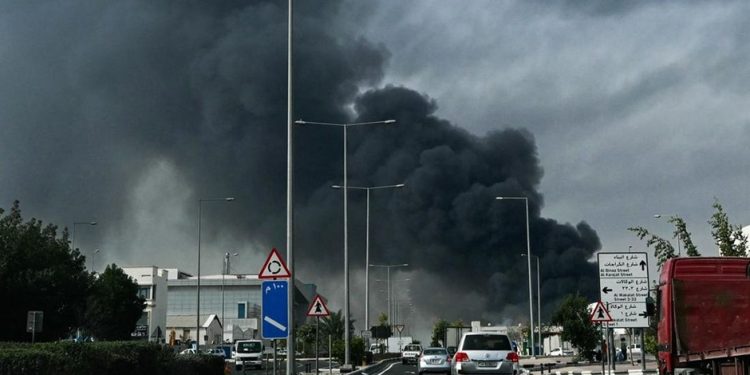 Asap hitam terlihat membumbung di kawasan perkotaan di tengah eskalasi Perang Iran–Israel. (Foto: Mahmud HAMS/ AFP)