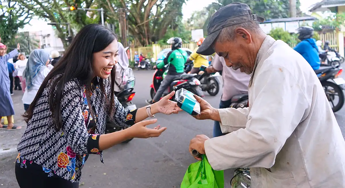 Atria Hotel Malang Berbagi takjil