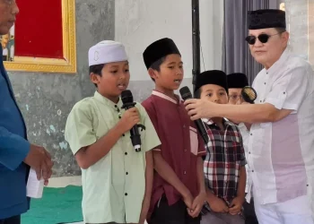 Anak yatim di Pagak saat menunjukkan bakatnya di depat Komut PT ACA, Iwan Kurniawan. Foto: Aisyah Nawangsari Putri