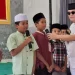 Anak yatim di Pagak saat menunjukkan bakatnya di depat Komut PT ACA, Iwan Kurniawan. Foto: Aisyah Nawangsari Putri