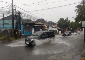 Kondisi banjir di kawasan Jalan Hamit Rusdi Kota Malang. (Foto/M Sholeh)