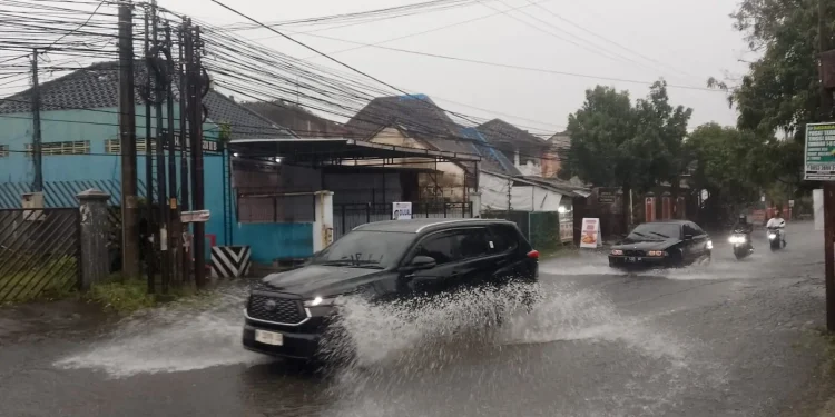 Kondisi banjir di kawasan Jalan Hamit Rusdi Kota Malang. (Foto/M Sholeh)