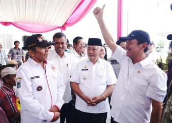 Menteri Kelautan dan Perikanan Trenggono (kanan) saat mengunjungi Kampung Nelayan Merah Putih di Malang. Foto: Pemkab Malang