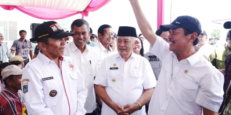 Menteri Kelautan dan Perikanan Trenggono (kanan) saat mengunjungi Kampung Nelayan Merah Putih di Malang. Foto: Pemkab Malang