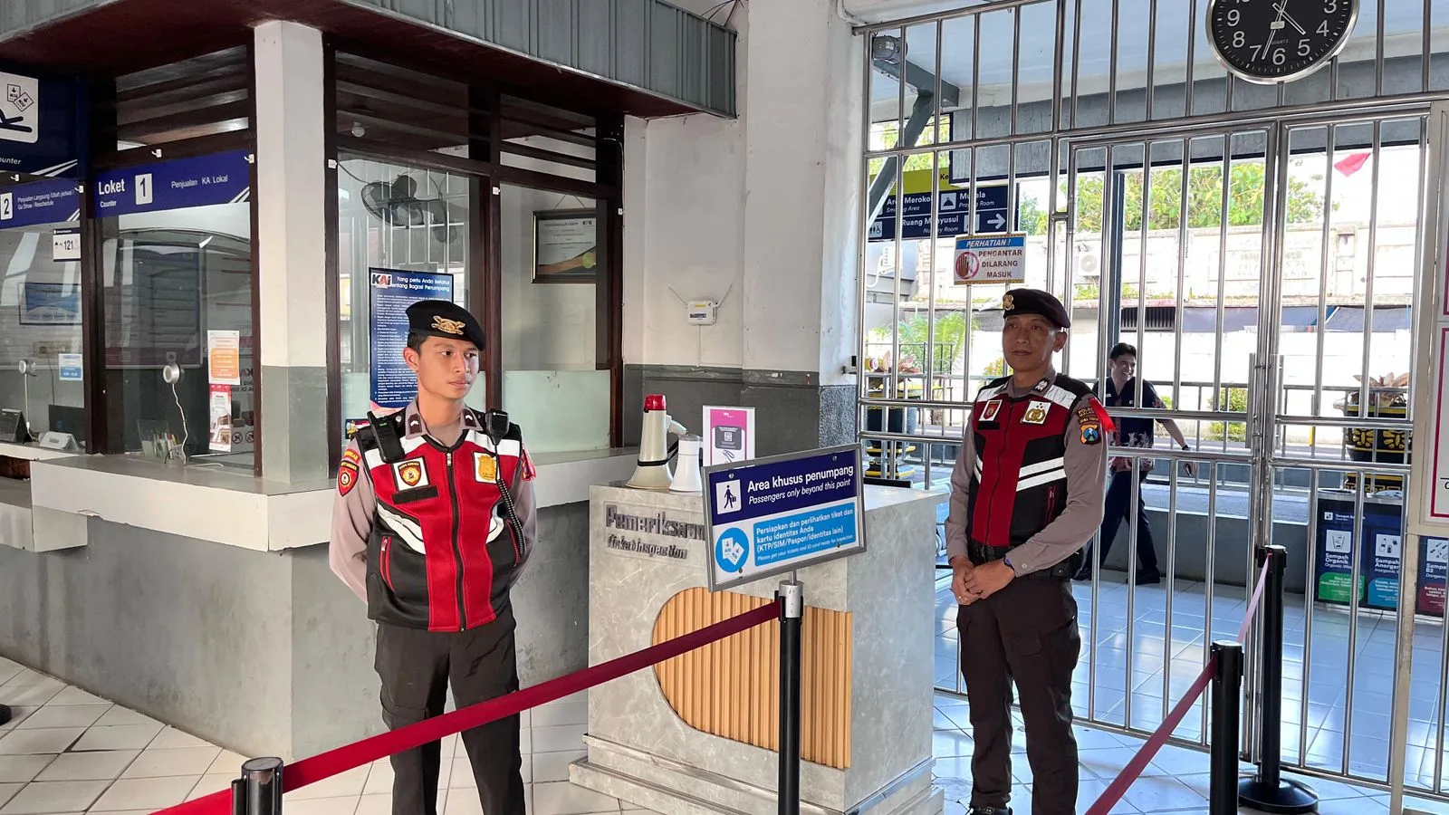 Polisi amankan Stasiun Kepanjen. Foto: Polres Malang