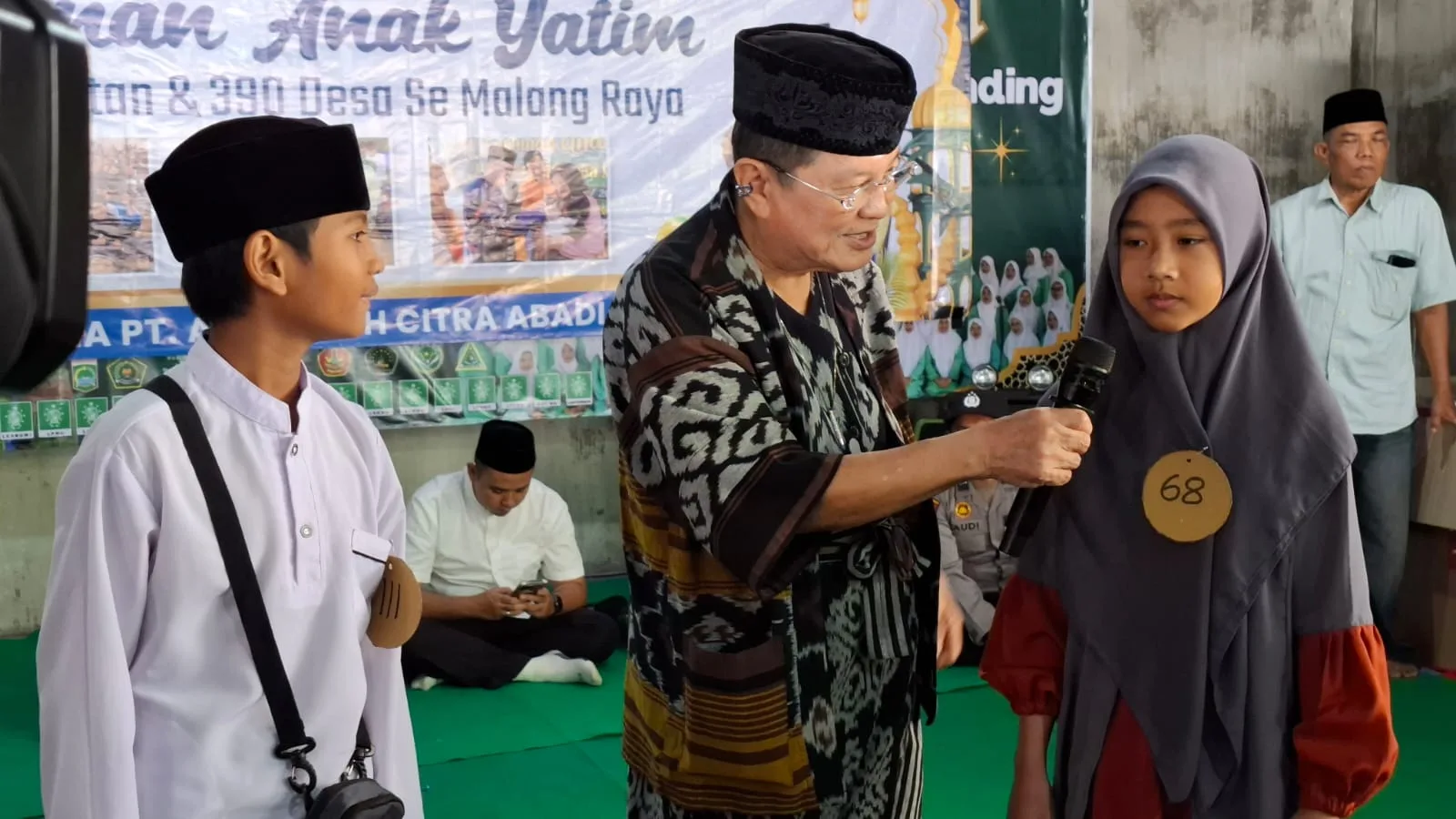 Iwan Kurniawan berdialog dengan anak yatim. Foto: Aisyah Nawangsari Putri