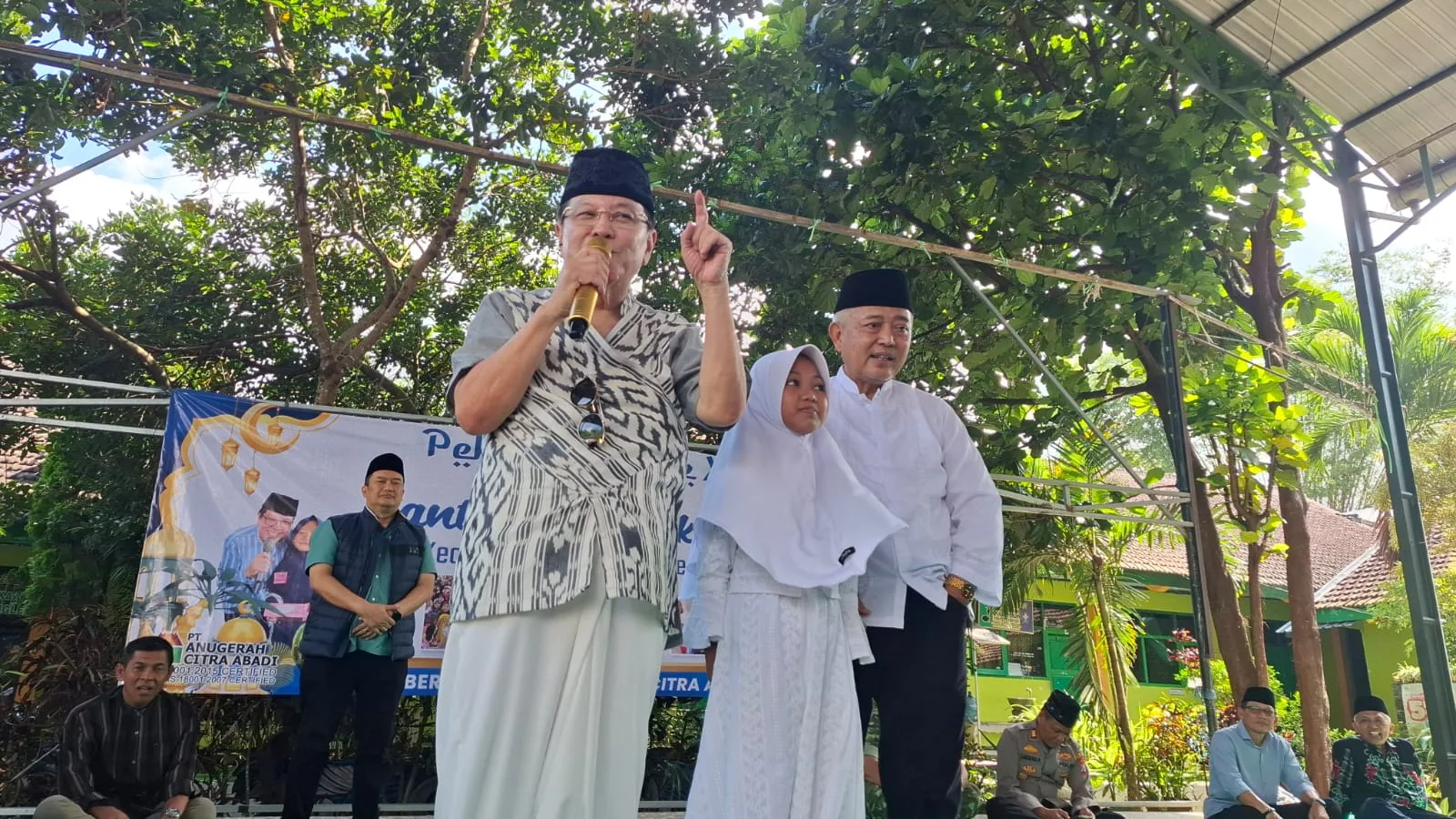 Komisaris Utama PT ACA, Iwan Kurniawan (kiri) bersama Bupati Malang, Sanusi (kanan). Foto: Aisyah Nawangsari Putri