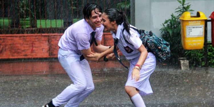 Cuplikan adegan Nathan dan Salma di Dear Nathan, kisah remaja dengan tema benci jadi cinta. (Foto: Pinterest)