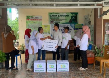 Penyerahan bingkisan Idul Fitri oleh Pegadaian Malang pada Bank Sampah Bumi Hijau. Foto: Azmy