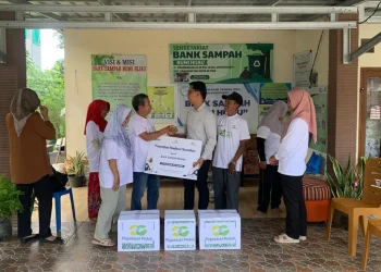Penyerahan bingkisan Idul Fitri oleh Pegadaian Malang pada Bank Sampah Bumi Hijau. Foto: Azmy