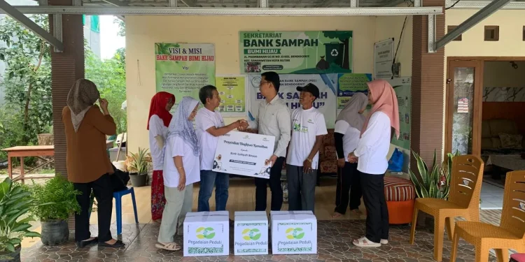 Penyerahan bingkisan Idul Fitri oleh Pegadaian Malang pada Bank Sampah Bumi Hijau. Foto: Azmy