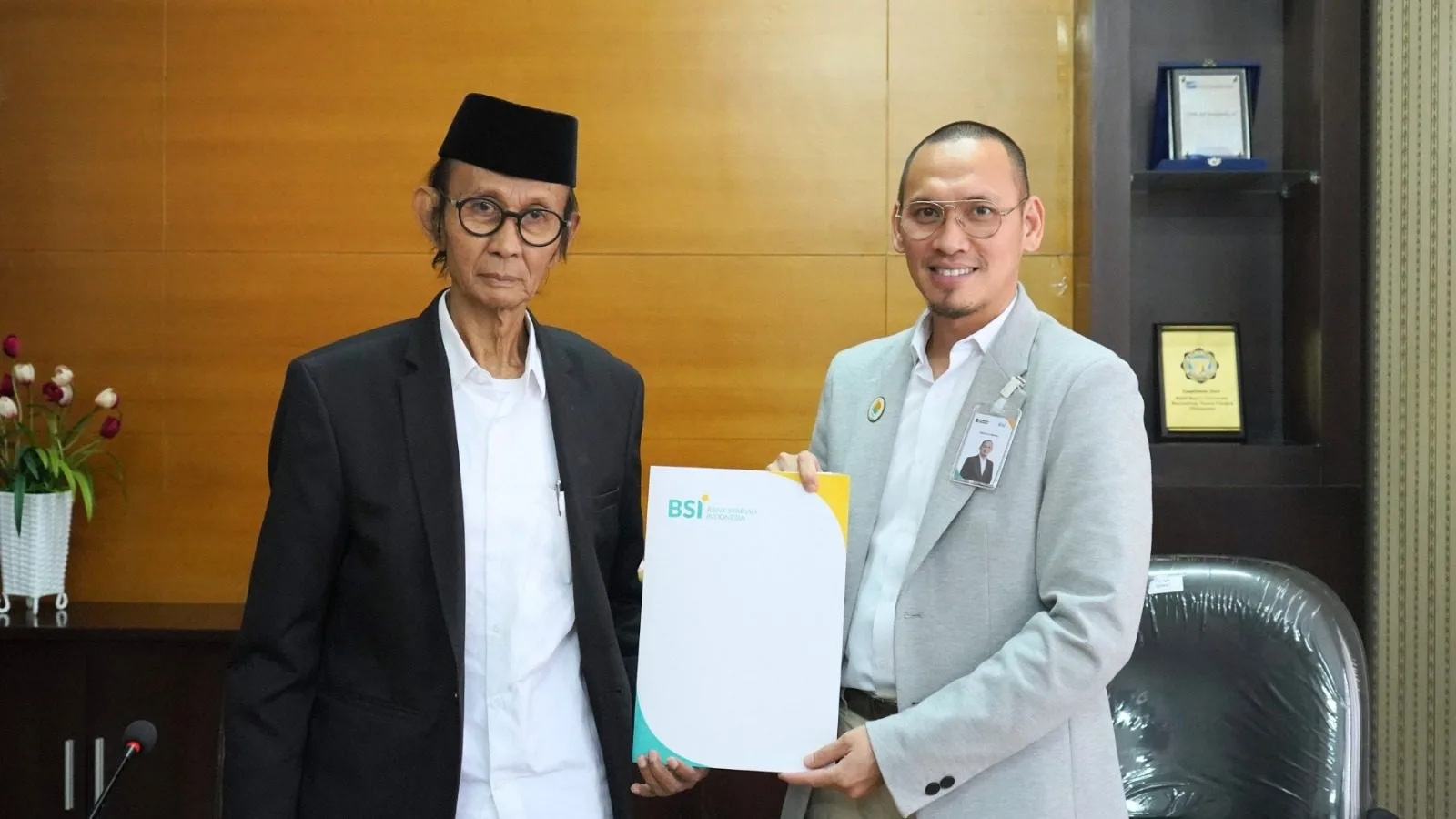Penyerahan dokumen kerja sama antara perwakilam PPLP-PT PGRI Malang bersama BSI. /Foto: Dok.Unikama.