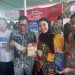 Pembayar pajak mendapat gula gratis dari Bapenda Kabupaten Malang. Foto: Bapenda Kabupaten Malang