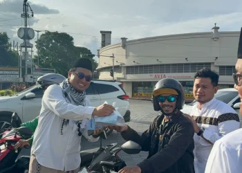 Karyawati dan PIKK PLN UP3 Malang berbagi takjil. Foto/dok PLN