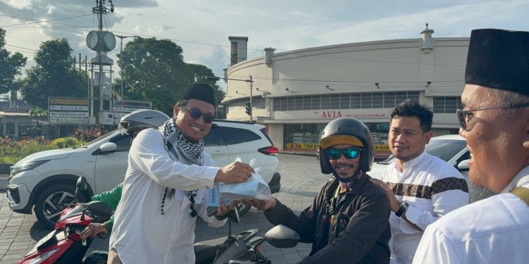 Karyawati dan PIKK PLN UP3 Malang berbagi takjil. Foto/dok PLN