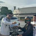 Karyawati dan PIKK PLN UP3 Malang berbagi takjil. Foto/dok PLN