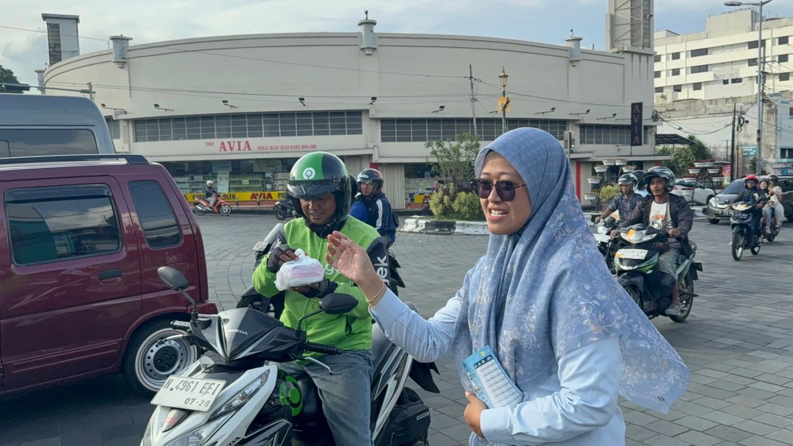 Karyawati dan PIKK PLN UP3 Malang berbagi takjil. Foto/dok PLN