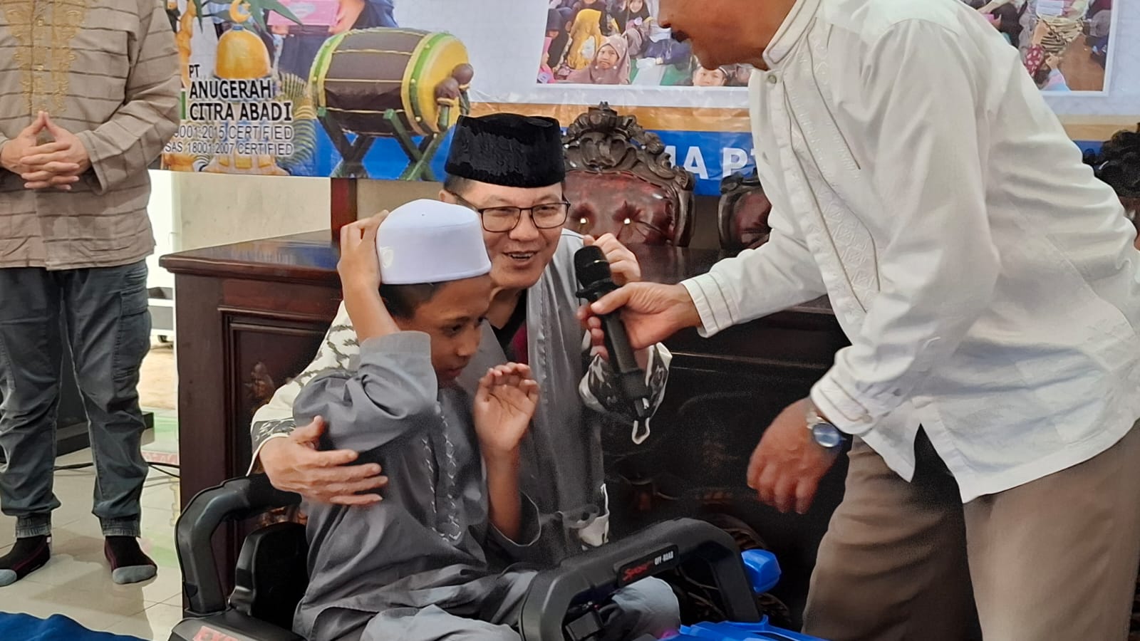 Raut waja haru anak yatim piatu usai mendapat hadiah mobil power wheels dari Iwan Kurniawan. Foto: Azmy