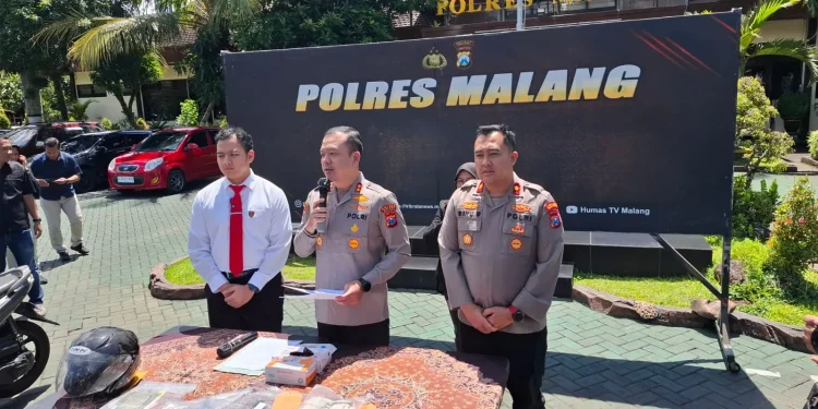 Kapolres Malang, AKBP Muhammad Taat Resdianto saat memberikan keterangan pada media. Foto: Aisyah Nawangsari Putri