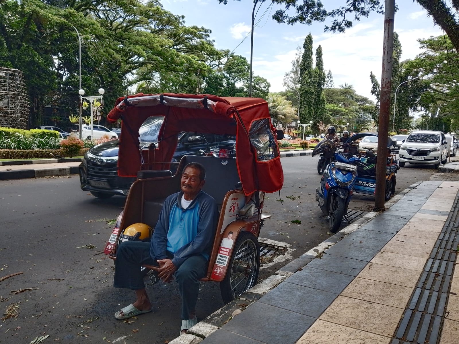 Bambang, tukang becak di Kota Malang menanti peluang di tengah sepi penumpang. (Foto/M Sholeh)