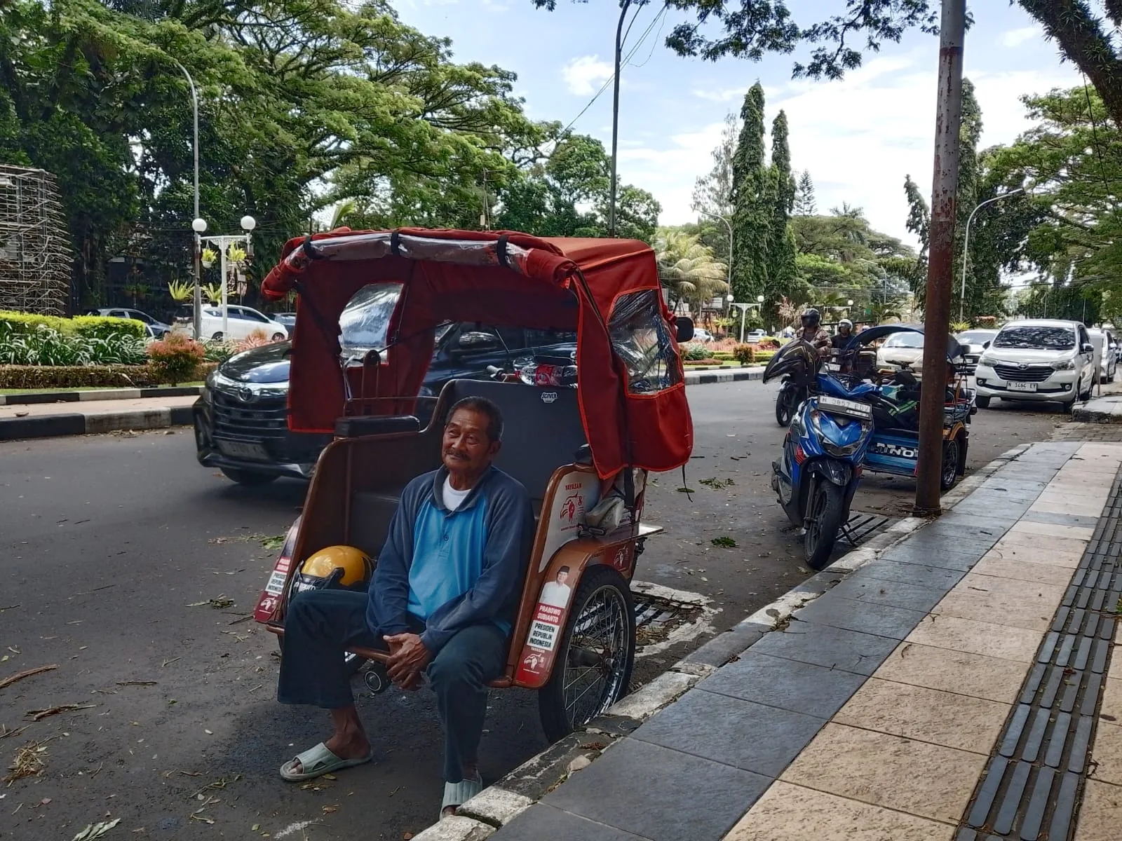 Bambang, tukang becak di Kota Malang menanti peluang di tengah sepi penumpang. (Foto/M Sholeh)