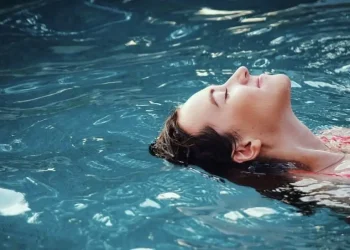 Ilustrasi berenang saat puasa. Foto: Pixabay