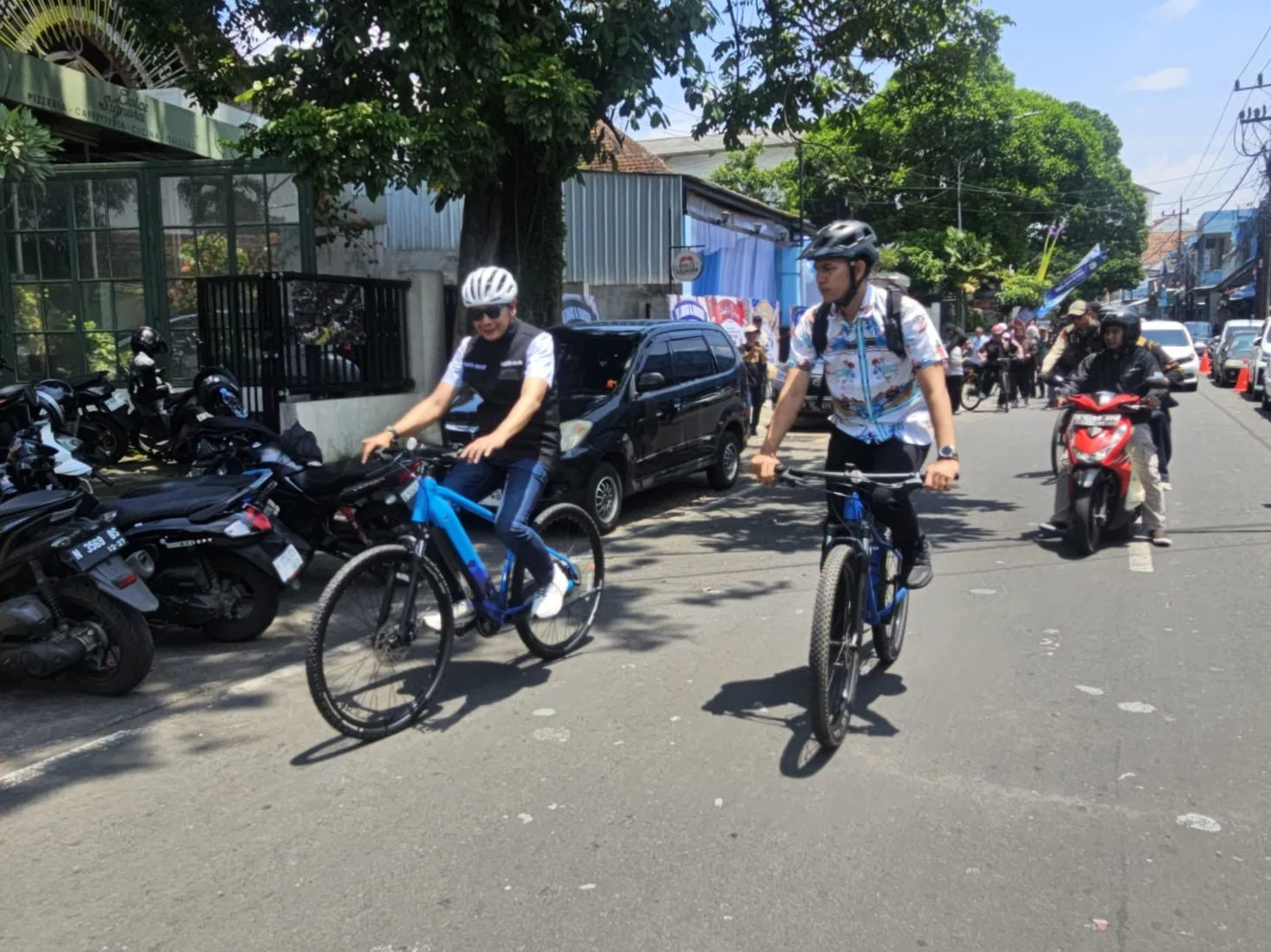 Wali Kota Malang, Wahyu Hidayat bersepeda saat hadiri agenda resmi. (Foto/M Sholeh)
