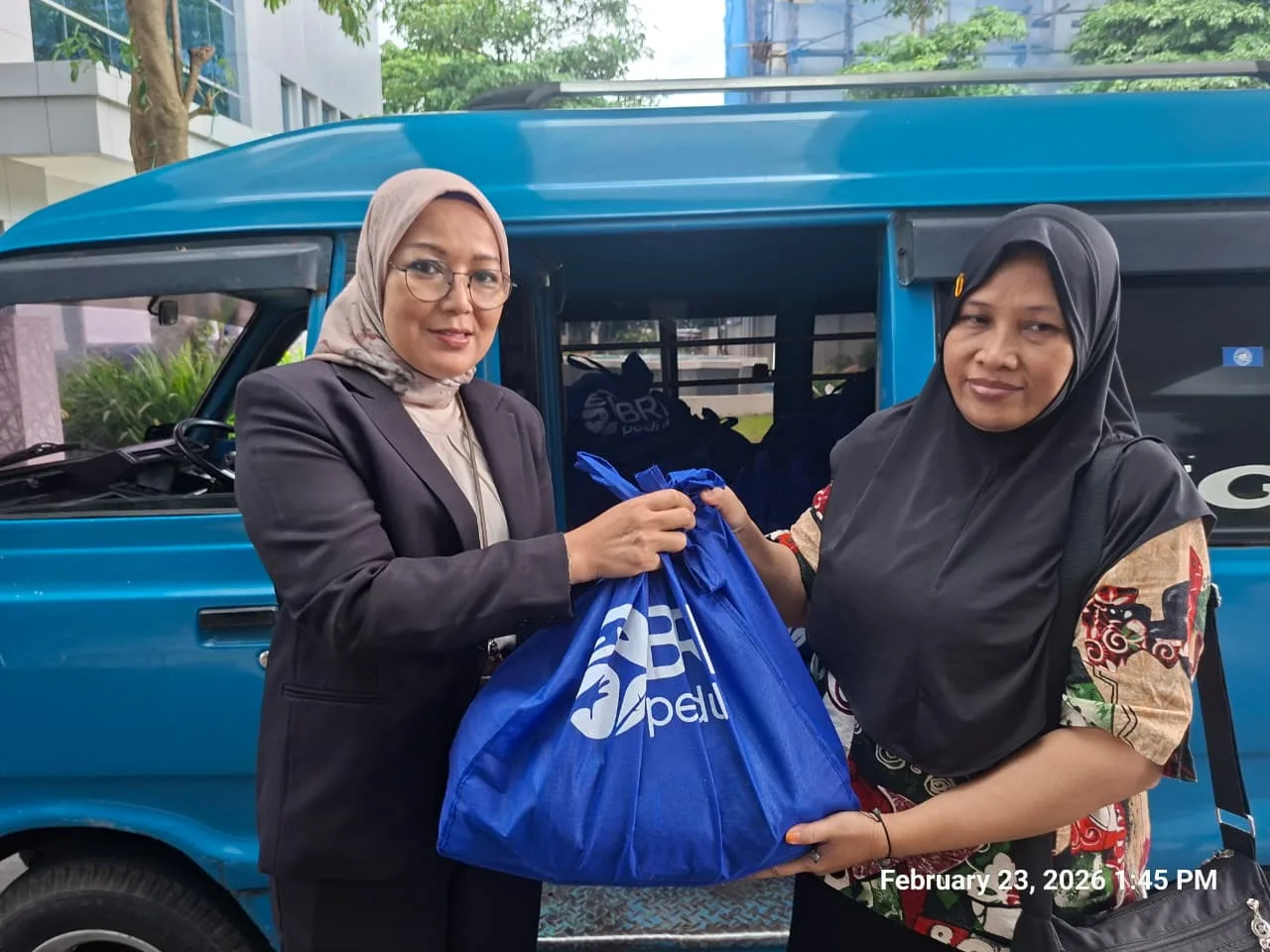 Bantuan sembako bagi warga yang tinggal di sekitar Kantor BRI Region 13 Malang. Foto: BRI Malang