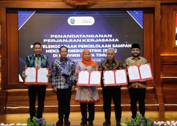 Foto bersama kepala daerah Malang Raya, Gubernur Jawa Timur, dan Menteri Lingkungan Hidup usai penandatanganan kerja sama. Foto: Pemkab Malang