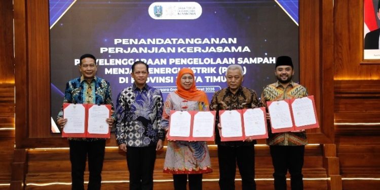 Foto bersama kepala daerah Malang Raya, Gubernur Jawa Timur, dan Menteri Lingkungan Hidup usai penandatanganan kerja sama. Foto: Pemkab Malang