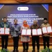 Foto bersama kepala daerah Malang Raya, Gubernur Jawa Timur, dan Menteri Lingkungan Hidup usai penandatanganan kerja sama. Foto: Pemkab Malang