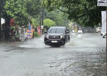 Kondisi banjir menggenangi ruas jalan di Kota Malang. (Foto/M Sholeh)