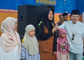 Komut PT ACA, Iwan Kurniawan saat meminta anak-anak menyanyi lagu Indonesia Raya. Foto: Aisyah Nawangsari Putri