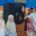 Komut PT ACA, Iwan Kurniawan saat meminta anak-anak menyanyi lagu Indonesia Raya. Foto: Aisyah Nawangsari Putri