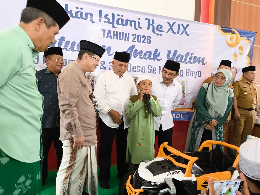 Suasana kemeriahan saat Iwan Kurniawan menghibur anak 