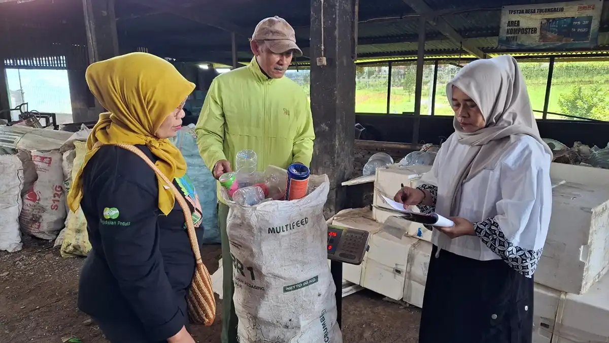Proses penimbangan sampah