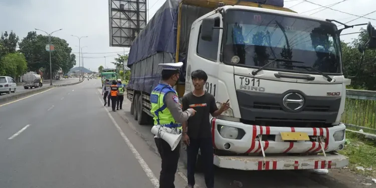 truk sumbu tiga