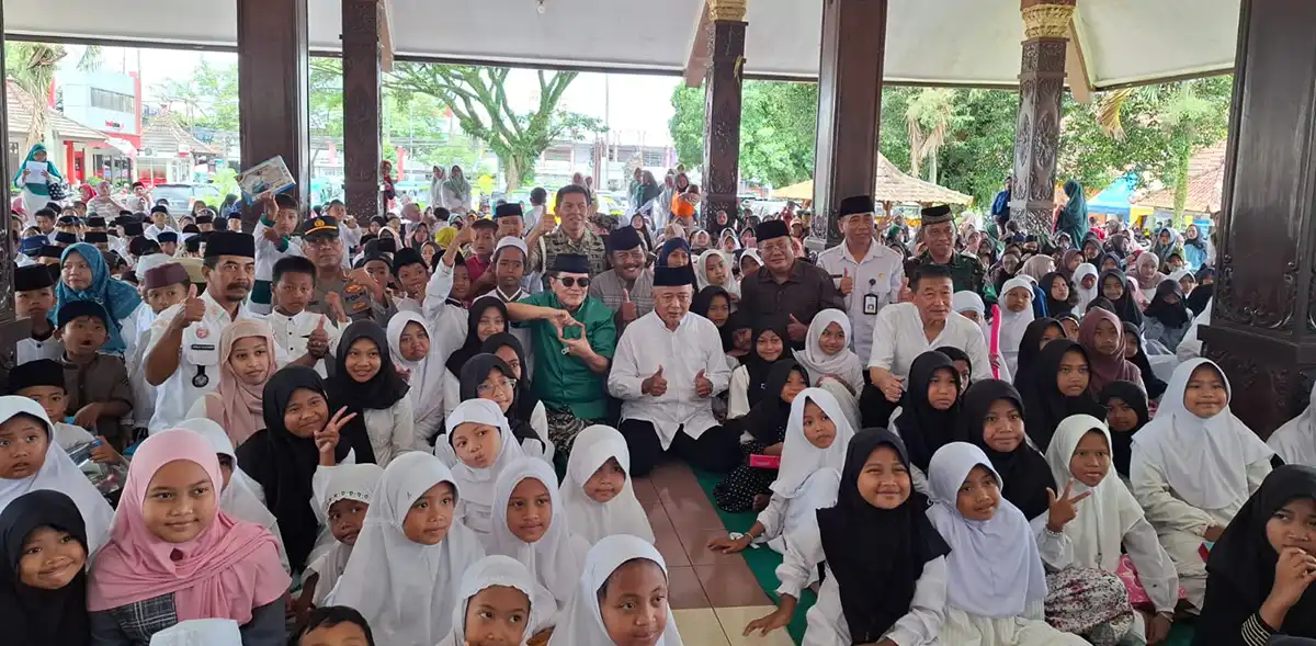 Iwan Kurniawan (baju hijau) berfoto bersama anak-anak