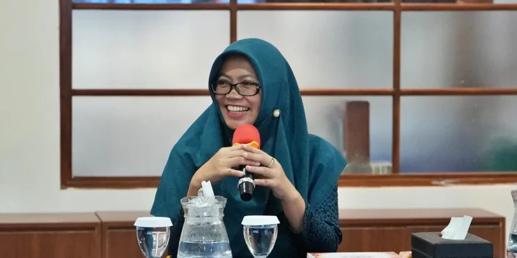 Pakar keuangan Unikama, Irma Tyasari Ph.D mengupas kemandirian finansial dan profesionalisme saat mengisi materi di PT KAI. (Foto/dok. Unikama)